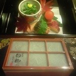 京料理 卯柳 - 前菜の五種盛り。ふたを開けると（上）、上品な盛り付けが心を掴みます。卵の黄身の煮物など珍しくて食感と味わいに工夫されたものも