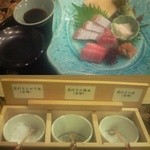 京料理 卯柳 - 本日の鮮魚のお造り（上）。湯葉も入っています。わさびを自分でおろすことが出来る上、醤油の代わりに三種類の塩（下）で食べ、魚の鮮度と食感の繊細さに驚きました