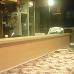 京料理 卯柳 - カウンター席。足を延ばせる床には、ホットカーペットが敷かれており、配慮が地味に行き届いているのを感じて嬉しかったです