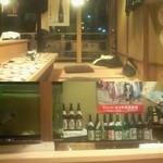 京料理 卯柳 - 窓から外に出ると鴨川が見られます（上）。カウンターの前には、ふぐのいけすもあります（下）