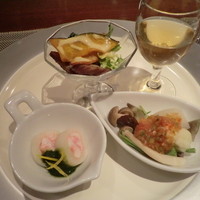 神戸プレジール 本店 - 前菜3種：神戸牛の炙り焼き他