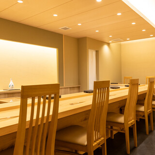 Counter seats where you can enjoy a drink alone while enjoying some Sushi without hesitation.