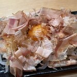 地鶏もも焼き 鳥刺し とりさくせす - オニオンスライス（卵黄のせ）