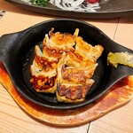 Motsu Nabe To Goma Sabaga Jiman No Izakaya Shiro Ya - 博多一口鉄板餃子