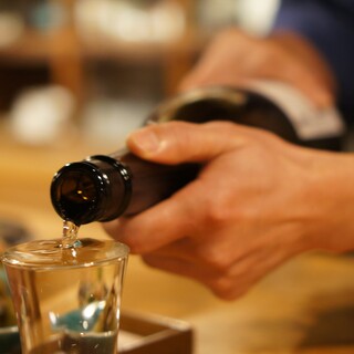 人気のカウンター席でおすすめの山形日本酒をお楽しみください。