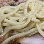 ラーメン たかし屋 - 麺はこんな感じ
            ここは麺自体が良いものではなくて
            ちゃんと茹でても美味くはないだろうが
            汁の足を引っ張らないように
            キチンとしてもらいたい