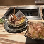 福島はーばーど - 名物鶏チョップ、白菜の漬物（？）