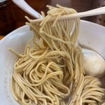 煮干中華ソバ イチカワ - パッツパツ細麺リフト。