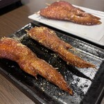 博多もつ鍋 徳永屋 総本店 - 名物徳手羽。白い皿の方があま手羽