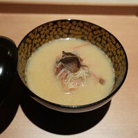 杦 - お野菜たっぷりの金目鯛白味噌お椀、フキノトウの葉を乗せて