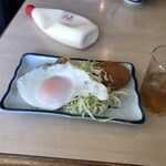 食堂 安兵衛 - 目玉焼きとコロッケ250円