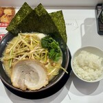 Yokohama Ie Keira Men Tenji Nya - 深谷ネギラーメン ¥1,100 ＋ 小ライス 無料