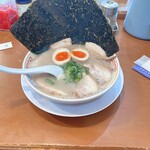 黒田屋 - チャーシュー麺に海苔、煮卵トッピングラーメン