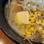 サッポロラーメン大銀杏 - 塩バターコーンラーメン のバターとコーン