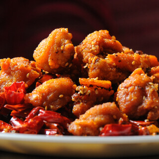Very popular! The numbing sensation of Japanese pepper makes you addicted to the signature dish, Chili Chicken.