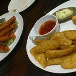 カフェ チョムチョム - Fish&Chipsとスパイシーソーセージ