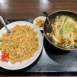 台湾料理　四季紅 館林店 - 醤油ラーメンとニンニク炒飯のセット