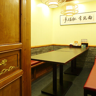 您可以在仿造中國風格的單間裡享受用餐。