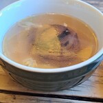 Atelier BASEL - 丸々1個ローストしたタマネギが入ったオニオンスープ、香りも良くタマネギの旨味タップリで美味しい