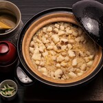 Shodai Kappou Takahashi - めでたい！鯛めしは、お出汁の風味たっぷりで土鍋を使って炊き上げる