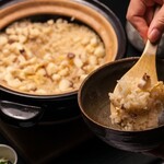 Shodai Kappou Takahashi - 土鍋を使い、出汁で炊いた鯛飯は、割烹高橋のお祝いの時に人気の釜炊き。