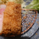 黒豚とんかつ くろまつ - 醤油で。
      なるほど、脂身の上品さに自信があるからこそ
      こうなんだな。
      神戸ビーフのサーロインをわさび醤油で食してる感覚。
      めっちゃ美味やで。