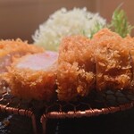 黒豚とんかつ くろまつ - 横から
      
      まずは、そのまま食す。
      脂身が甘いだけでなく、サクッと揚がった衣とのバランスよし。
      衣も柔らかいです。
      また、肉自体が上品でやさしい。
      容易に噛みきれる程の柔らかさ。
      凄く美味しい、極楽。
