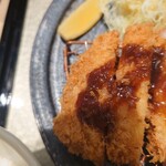 黒豚とんかつ くろまつ - 最後にソースで。
      フルーティーさを僅かに感じる、全く主張し過ぎないソース。
      肉自体が最高なので、それを邪魔をせずに引き立てるいい感じなのね。
      オーケストラで言えば、第二ヴァイオリンの役割みたいな感じです。
      
      大合格です。
      花丸です。
      仕事帰りに夜も食べたいよー。