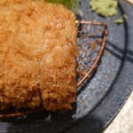 黒豚とんかつ くろまつ - 次にお塩で。
      基本はそのままの場合とあまり変わらないが、より甘さが増す。
      美味しい。
      元が味の輪郭自体がぼやけてないので、甘さの背中を押す感じ。