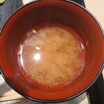 黒豚とんかつ くろまつ - これは薄味の豚汁。
      可もなく不可もなく。
      しかも温い。
      要改善かと。