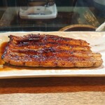 かぶと - 蒲焼き 手前:鹿児島県産､奥:静岡県産