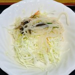 食事処井戸屋 - 春雨サラダとキャベツ千切り