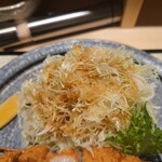 黒豚とんかつ くろまつ - キャベツ。
      柑橘系のドレッシングが上品だけど、
      最後に口の中に強烈な爽やかさを残す。
      キャベツはみずみずしく、柔らかくてドレッシングによく絡む。
      先ほど関西人らしき非常に声の大きな客が、
      店中に響く声で、金を払うからキャベツをお代わりさせろや。
      と騒いでいたけど、よく分かる。
      もっと食べたいよねw