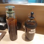 黒豚とんかつ くろまつ - ドレッシングとソース