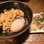 タイニーカフェ - 納豆丼煮卵付き、冷奴