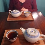 萬來行カフェ - 手前がプーアール茶、奥はハス茶