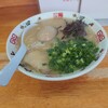 ラーメンやまもと - 味玉ラーメンの到着。
あっさり系。
元々僕が若い頃の博多ラーメンってこんな感じだった。
美味しいですね。
行列ができるのも納得です。
観光客商売ではなくて、地元ファン向けの商売。

全体のバランスが僕は好きです。
スープはあっさりだけど、喉ごしでコクを感じる。
麺の細さ、味、固さも丁度いい。
チャーシューはトロトロで口の中でとろけます
大満足でした。
並びたくないけどw