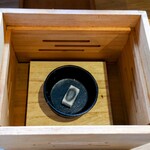 江戸そば マルノ - 桐箱の底に炭