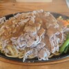 Inoichiban - ソースオン。
                
                確かにほぼ同じ。
                というか、エルボンの味の記憶が遠いので、同じとしか思えない。
                なるほど、メニューにはタマネギとニンニクベースって書いていたけど、
                最初にガツンと来るのはショウガです。
                このショウガにエルボンのスタミナ焼きの特徴があったのだと改めて再確認。