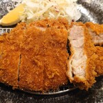 三匹の黒豚 - アップ
                                
                                実食です。総じて甘い、でも凄く美味しい。ソースはフルーティーで甘いです。トンカツソースは辛口派なんですが、これはあり。お肉は口の中で脂が溶けます。そしてその脂身自体に甘みがあります。脂身が口の中で溶けると、お肉のみが口の中に残ります。が、このお肉の味が凄く濃厚で美味しい。これだけ美味しかったら他人にお勧めできますよ。非常に満足。