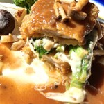 イシオノ - カツレツの中には、ソテーされたきのこ・小松菜とチーズが。