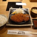 三匹の黒豚 - 到着