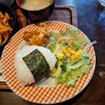 Modorin - 本日の日替わりランチ（唐揚げ、みそ汁、おにぎり、サラダ）