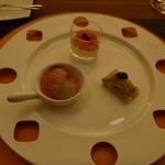 ラ・レゾナンス - アミューズ・ブーシュ　3種（セロリのムースにスモークサーモンと２色キャビア添え、牡蠣と菊芋ペースト、蟹とアボガドのリエット）