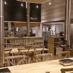 wagyuuyakinikubi-fufakutori-nanasan - カリフォルニアのカフェをイメージした明るい店内。