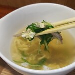 キッチン ブルー グローブ - 卵とほうれん草のスープでした