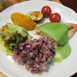 キッチン ブルー グローブ - ご飯、サラダを乗せます