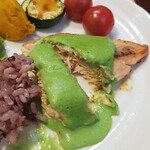 キッチン ブルー グローブ - カラフトマスをカット