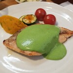 キッチン ブルー グローブ - カラフトマスのムニエルのアップ