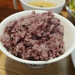 キッチン ブルー グローブ - 黒米のアップ